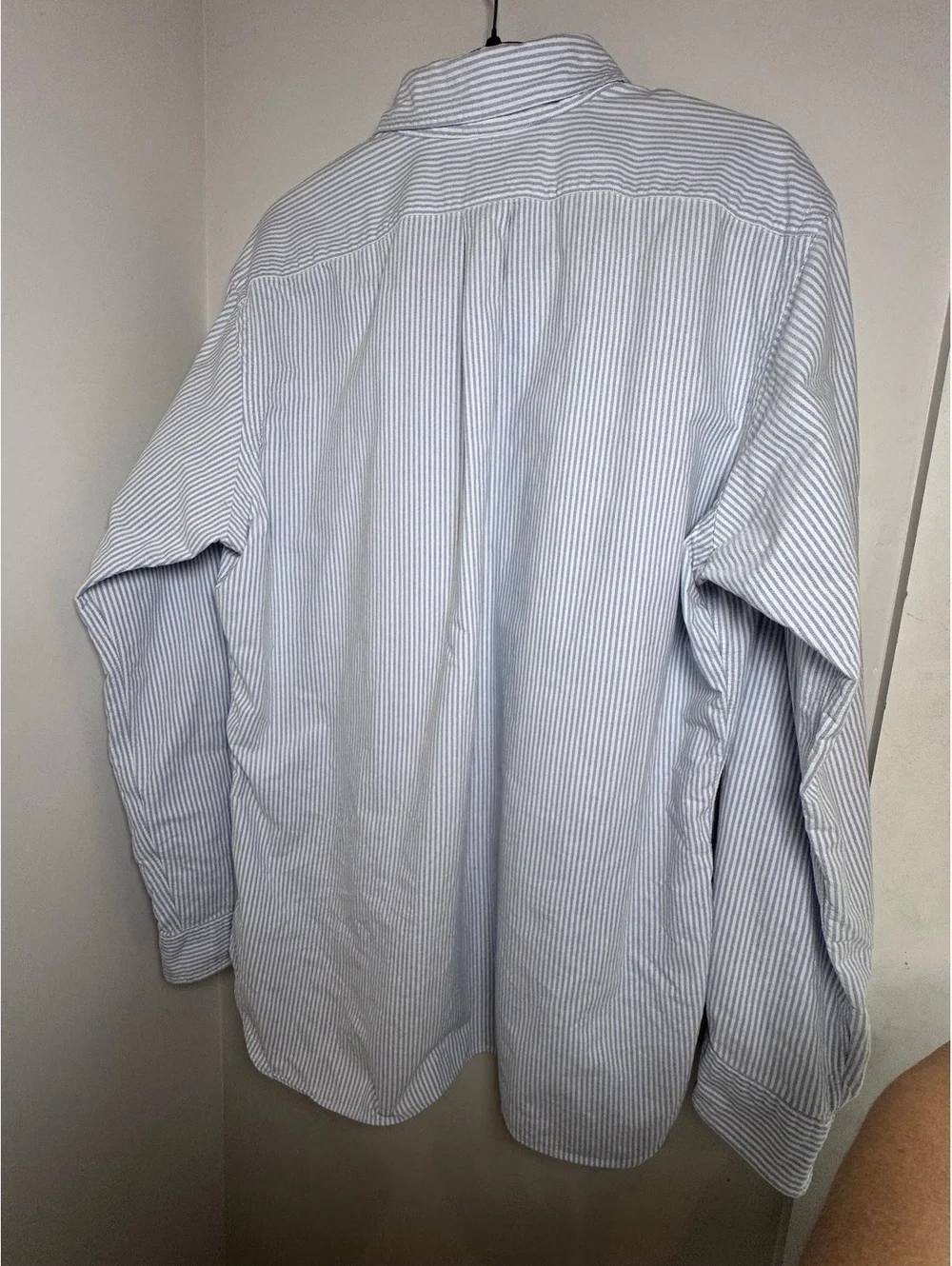 Ralph Lauren Men's Blue and White Striped Classic Fit Button-Up Shirt Size Large